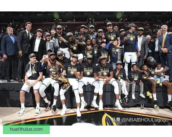 库里晒图致敬父亲球衣退役传奇光芒永照球馆穹顶